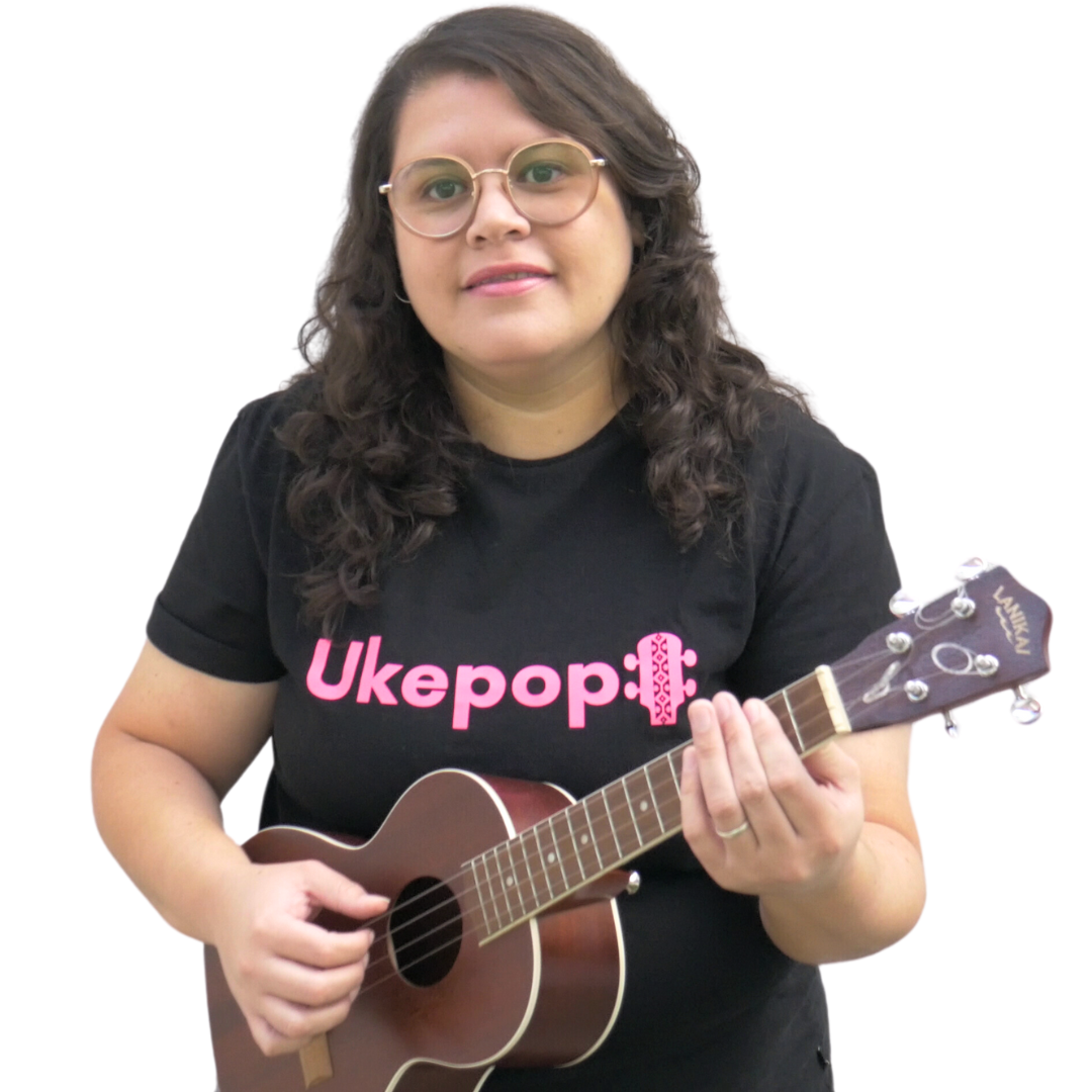 img_nosotros_Fatima_NUEVA La profesora Fátima de Ukepop sosteniendo el Ukulele en posición de estar tocando de pie.